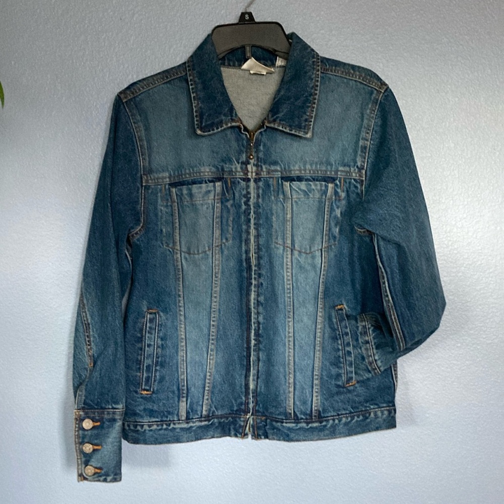VINTAGE 90’s BILL BLASS FADED JEAN JACKET! 
👀 at the cuffs!! Classic 90s. Med.